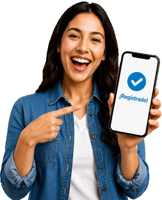 Mujer mostrando comprobante registrado en su celular